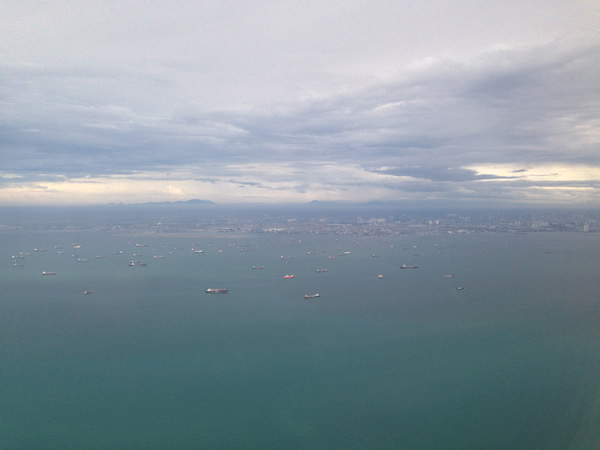 空港近くの海に船画像