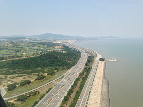 海沿いの道路画像