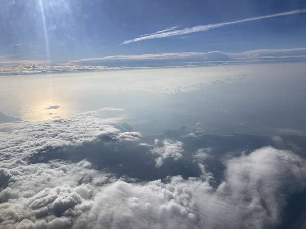 雲と光のコントラスト画像