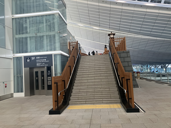 はねだ日本橋の上り階段下の場所画像
