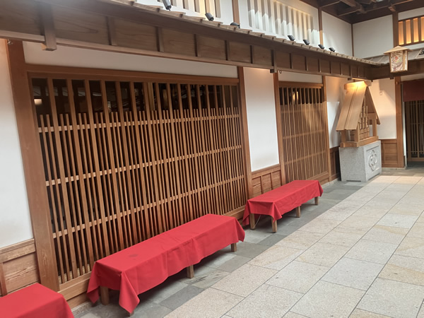 江戸小路の店舗前ベンチ画像