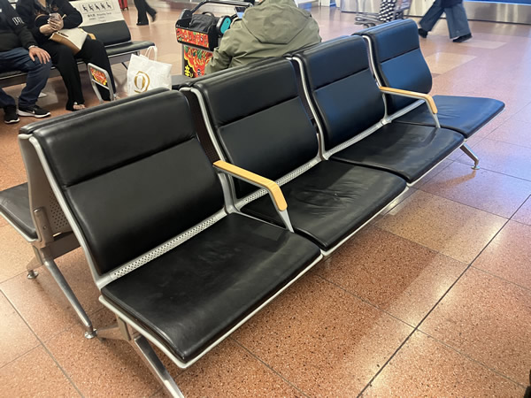 2階のベンチもひじ掛けあり画像