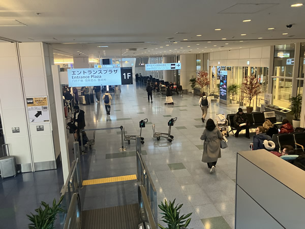 1階ターミナル間バス乗り場など画像
