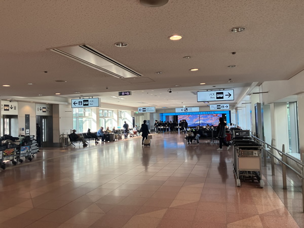 広々とした通路画像