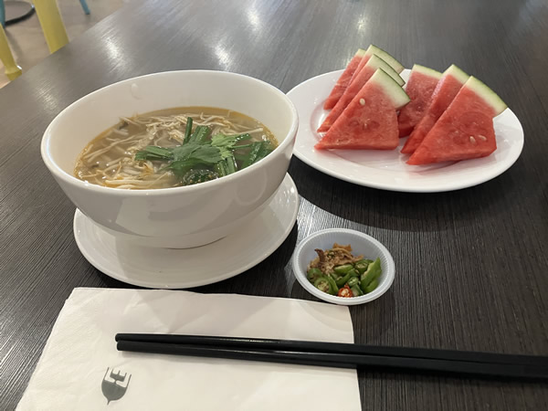 ご飯も美味しいラウンジ画像