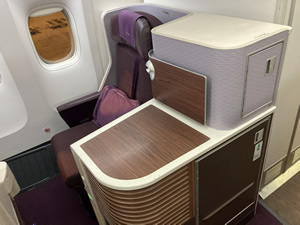 タイ航空 ビジネスクラス搭乗記 バンコク-関空 B777-300ER 新フルフラットシート 画像