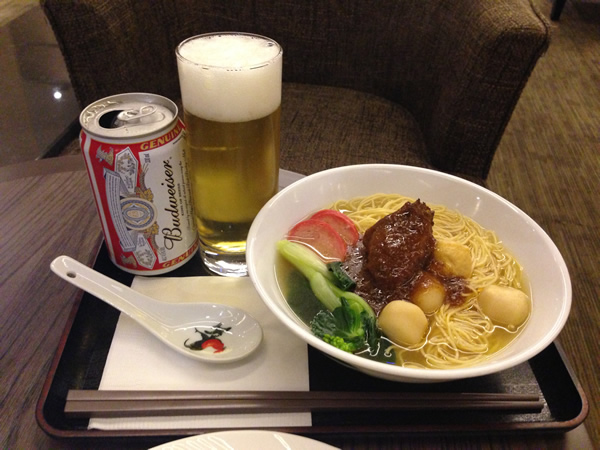 ビールと麺画像